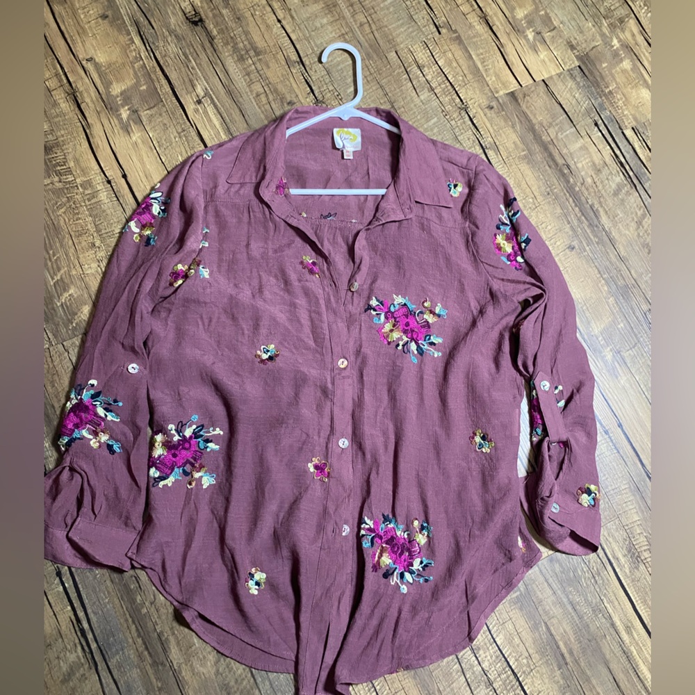 Figueroa & Flower Medium Embroidered Floral Roll-Tab Sleeve Blouse burgundy Top